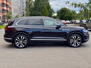 2018 Volkswagen Touareg III, чёрный, 2990000 рублей, вид 3