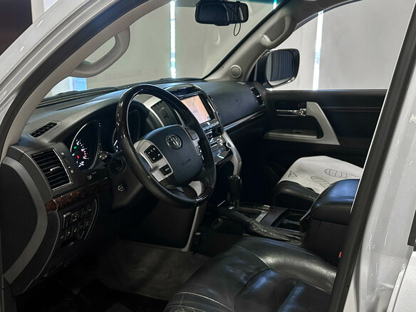 2014 Toyota Land Cruiser 200 Series Рестайлинг 1, серебристый, 3930000 рублей - вид 9