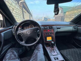 2000 Mercedes-Benz E-Класс 240 II (W210, S210) Рестайлинг, чёрный, 960000 рублей, вид 4