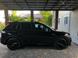 2021 Volkswagen Tiguan II Рестайлинг, чёрный, 4450000 рублей, вид 3
