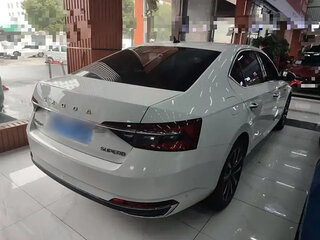 2023 Skoda Superb III Рестайлинг, белый, 2400000 рублей, вид 4