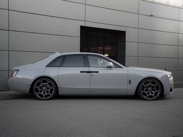 2026 Rolls-Royce Ghost Black Badge II Рестайлинг (Series II), серый, 60400000 рублей - вид 9