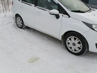 2015 Ford Fiesta Mk6 Рестайлинг, белый, 730000 рублей, вид 3