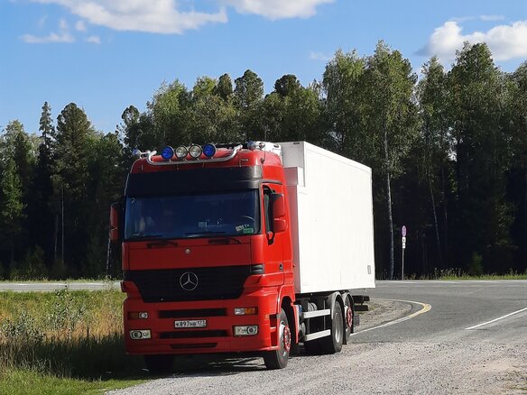 2000 Mercedes-Benz Arocs, красный, 4000000 рублей - вид 11