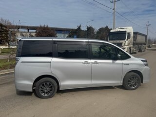 2019 Toyota Voxy III (R80) Рестайлинг, серебристый, 2280000 рублей, вид 4