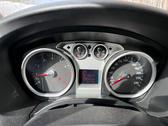 2008 Ford Focus II Рестайлинг, красный, 400000 рублей - вид 4