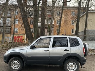 2015 Chevrolet Niva I Рестайлинг, серебристый, 730000 рублей, вид 3