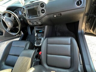 2017 Volkswagen Tiguan I Рестайлинг, серебристый, 1800000 рублей, вид 4