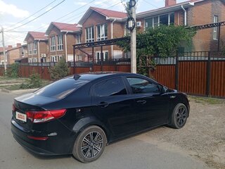 2015 Kia Rio III Рестайлинг, чёрный, 599900 рублей, вид 2