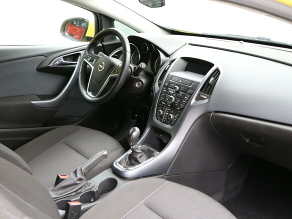 2013 Opel Astra GTC J Рестайлинг, жёлтый - вид 10