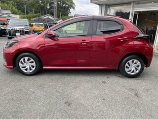 2021 Toyota Yaris IV, пурпурный, 1100000 рублей, вид 4