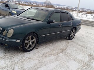 2001 Mercedes-Benz E-Класс 320 II (W210, S210) Рестайлинг, зелёный, 600000 рублей, вид 4