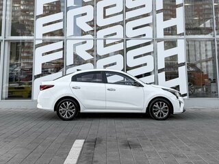 2021 Kia Rio IV Рестайлинг, белый, 1460000 рублей, вид 5
