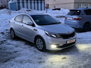 2016 Kia Rio III Рестайлинг, серебристый, 950000 рублей, вид 2
