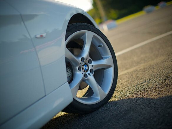2011 BMW 3 серии 325i V (E90/E91/E92/E93) Рестайлинг, белый - вид 3