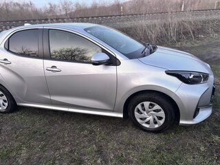 2021 Toyota Yaris IV, серый, 1100000 рублей, вид 2