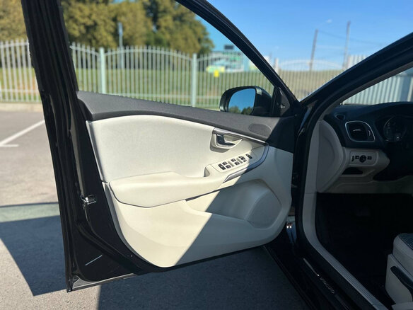 2019 Volvo V40 II Рестайлинг, чёрный, 2177760 рублей - вид 16