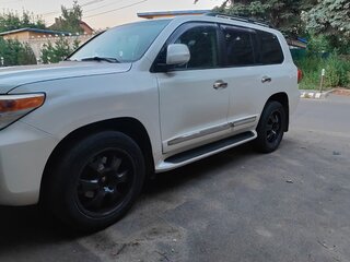2013 Toyota Land Cruiser 200 Series Рестайлинг 1, белый, 3500000 рублей, вид 1