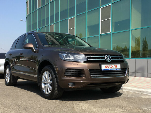 2014 Volkswagen Touareg II, коричневый - вид 2