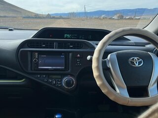 2013 Toyota Aqua I, белый, 900000 рублей, вид 4