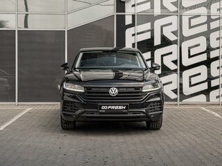 2018 Volkswagen Touareg III, чёрный, 3800000 рублей, вид 3