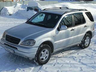 2000 Mercedes-Benz M-Класс 320 I (W163), серебристый, 750000 рублей, вид 2