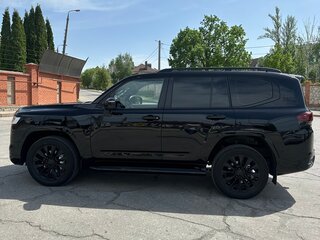 2022 Toyota Land Cruiser 300 Series, чёрный, 12999999 рублей, вид 3