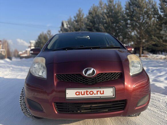 2010 Toyota Vitz II (XP90), красный, 845000 рублей - вид 3