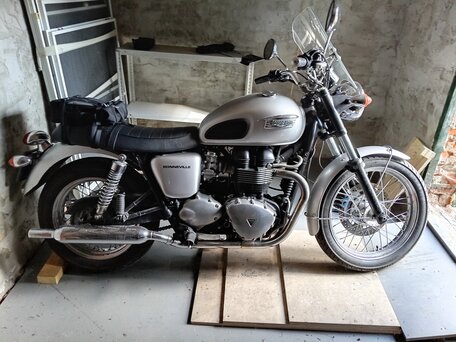 2010 Triumph Bonneville T100, серебристый, 500000 рублей, вид 1
