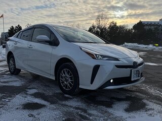 2020 Toyota Prius IV Рестайлинг (XW50), белый, 2370000 рублей, вид 2
