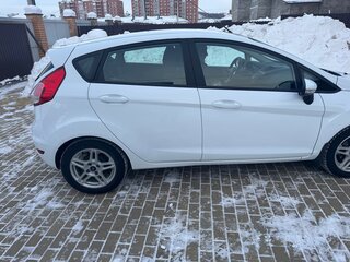 2016 Ford Fiesta Mk6 Рестайлинг, белый, 1050000 рублей, вид 2