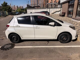 2011 Toyota Vitz III (XP130), белый, 510000 рублей, вид 2
