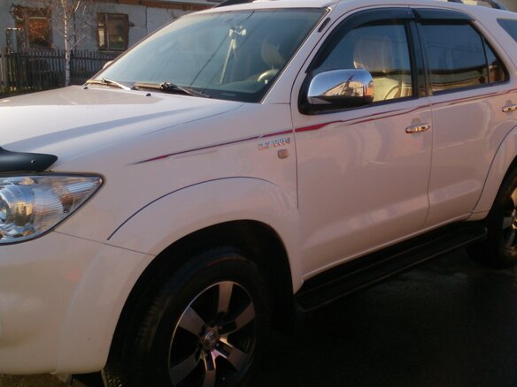 2011 Toyota Fortuner I, белый - вид 2