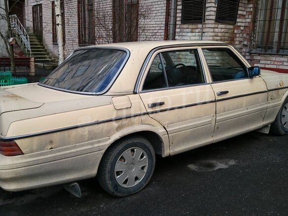 1979 Mercedes-Benz W123 200, жёлтый - вид 1