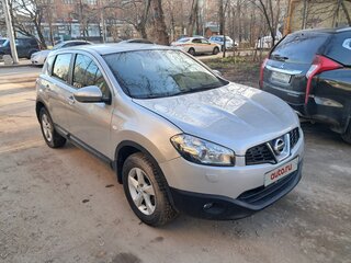 2013 Nissan Qashqai I Рестайлинг, серебристый, 1950000 рублей, вид 2