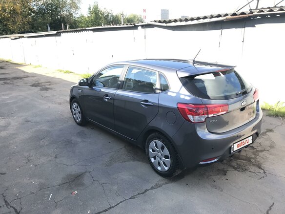2017 Kia Rio III Рестайлинг, серый - вид 2