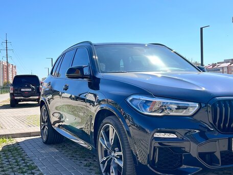 2020 BMW X5 M50d IV (G05/G18), коричневый, 7200000 рублей, вид 4