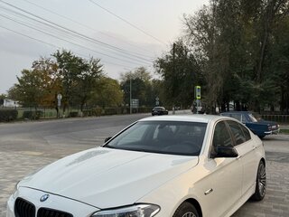 2013 BMW 5 серии 528i xDrive VI (F10/F11/F07) Рестайлинг, белый, 2300000 рублей, вид 1