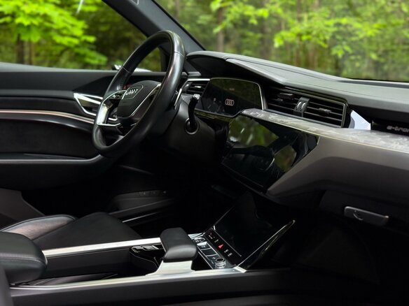 2020 Audi e-tron 55 I, синий, 5800000 рублей - вид 10
