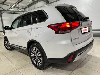 2021 Mitsubishi Outlander III Рестайлинг 3, белый, 2400000 рублей, вид 2