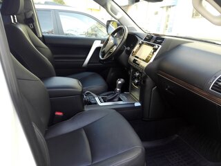 2017 Toyota Land Cruiser Prado 150 Series Рестайлинг 2, белый, 5500000 рублей, вид 2