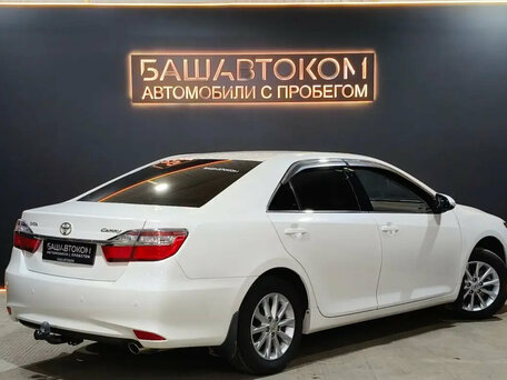 2016 Toyota Camry VII (XV50) Рестайлинг, белый, 2090000 рублей, вид 4