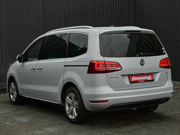 2017 Volkswagen Sharan II Рестайлинг, белый - вид 4