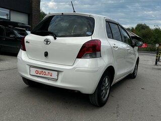 2010 Toyota Vitz II (XP90), белый, 650000 рублей, вид 3