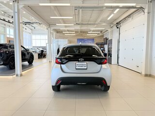2021 Toyota Yaris IV, серый, 1179000 рублей, вид 5