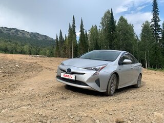 2016 Toyota Prius IV (XW50), серебристый, 1700000 рублей, вид 1
