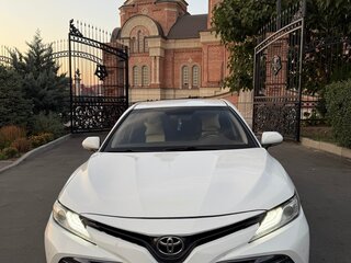 2020 Toyota Camry VIII (XV70), белый, 1790000 рублей, вид 3