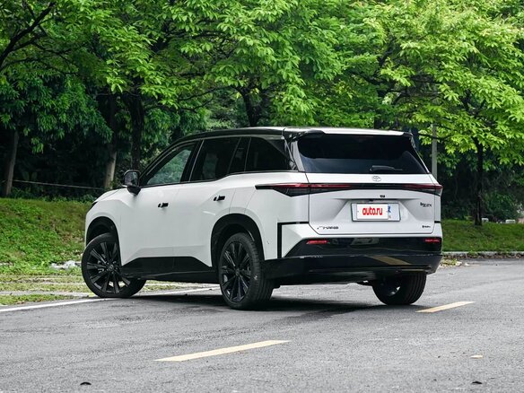 2026 Toyota bZ3X 67.9 kWh, белый, 3400000 рублей - вид 6