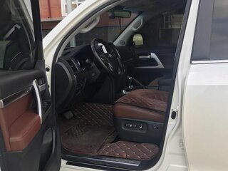 2018 Toyota Land Cruiser 200 Series Рестайлинг 2, белый, 8100000 рублей, вид 4