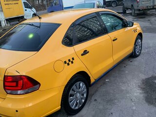 2016 Volkswagen Polo V Рестайлинг, жёлтый, 670000 рублей, вид 4